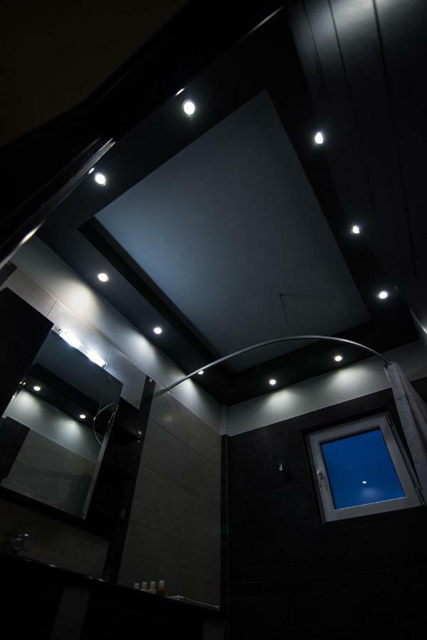 Mary'S Modern And Elegant Apartment กาลัมปากา ภายนอก รูปภาพ